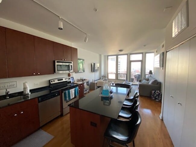 Building Photo - 565 W Quincy St