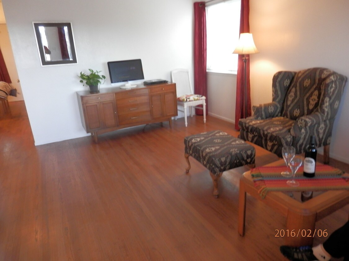 living room - 5314 Bayview Ave