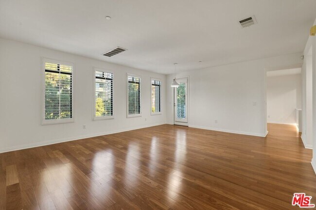 Building Photo - 5625 Crescent Prk W