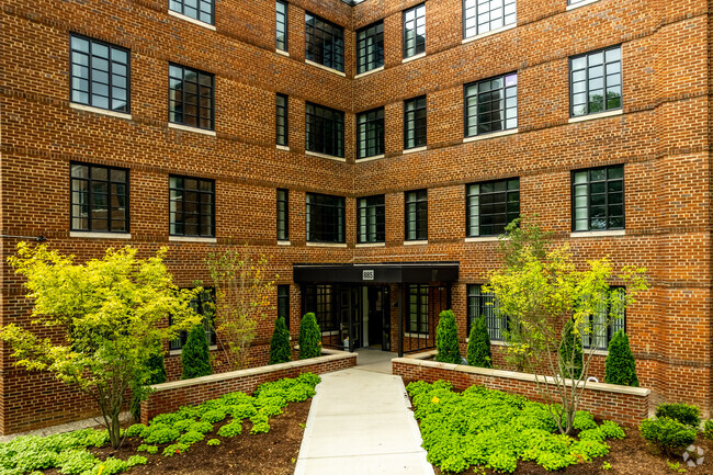 Entrada principal - RCI Covington Apartments