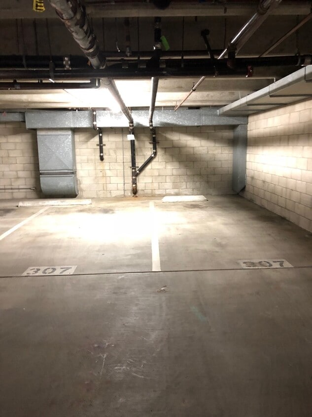 Building Photo - Large 2 bedroom 2 bath Condo