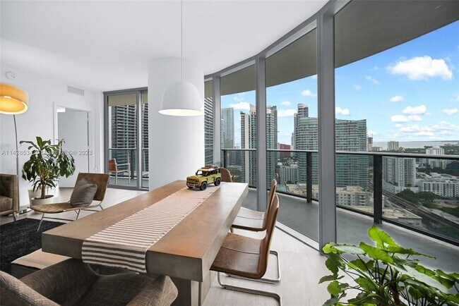 Foto del edificio - 45 SW 9th St