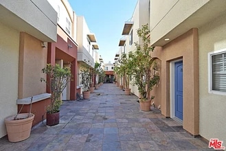 Building Photo - 532 N Mariposa Ave