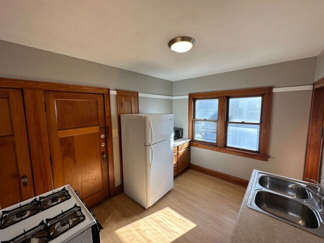 Building Photo - 2928-2930 N 61st St - Duplex