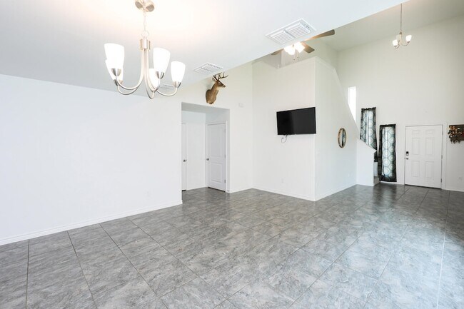 Building Photo - 5625 Encanto Dr