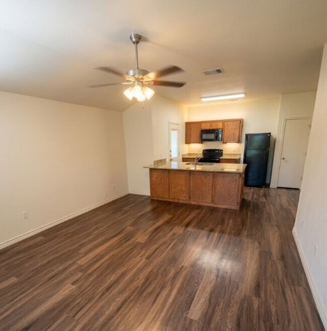 Foto del edificio - AVAILABLE MID MAY ; APPLY TODAY AT OUR WEBSITE!!