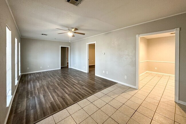 Building Photo - Beautiful 3 Bed 2 Bath in the Heart of OKC!