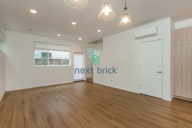 Building Photo - A beautiful 3 bed and 2 bathroom house for rent