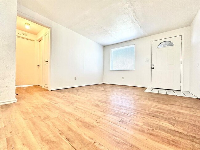Foto del edificio - 1700 Karen Dr