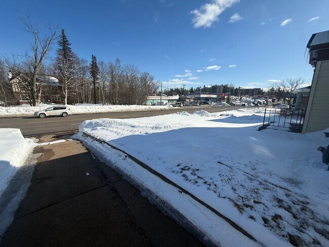 Building Photo - Duluth MN 6-Bedroom - 2-Bath - 2-Car Garage