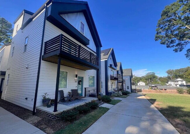 Building Photo - Experience Modern Living Downtown Ralegh: 3-Bed, 3.5-Bath at 1017-100 Page St!