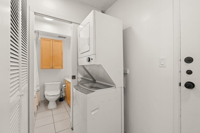 Building Photo - Waikiki Fully furnished studio/1 ba / 1 pr...