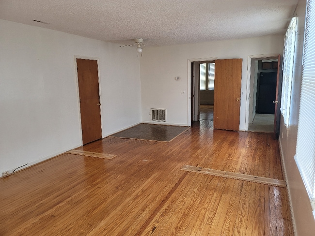 Building Photo - 448 W Railroad Ave