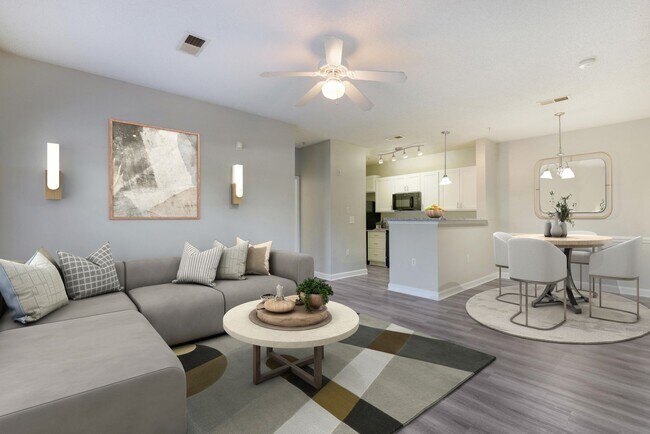 Building Photo - Three bedroom Two bath Bene floor plan with sunroom!