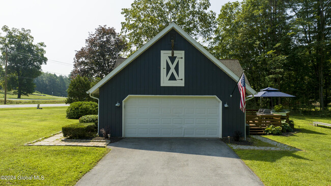 Building Photo - 2 Lakeview Dr