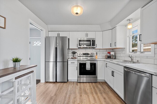 Foto del edificio - 3 BR 1.5 BA ranch house w/ large garage