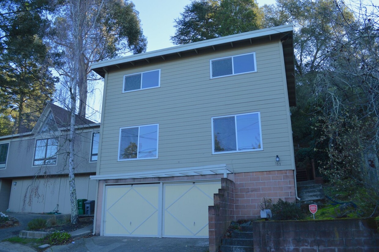 Foto principal - Large home in the Berkeley Hills newly rem...