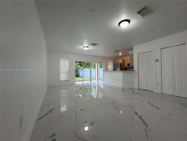 Foto del edificio - 689 NW 6th St