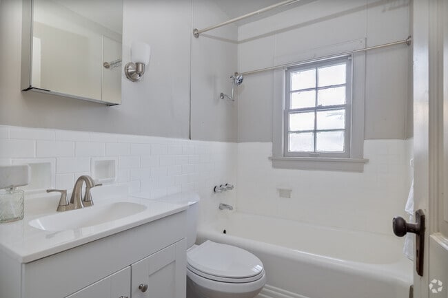 1BR, 1BA - 473SF - Bathroom - 1312 Cleveland Ave.