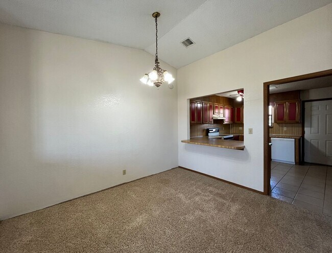Building Photo - 2 Bedroom 1 bathroom Duplex in Broken Arro...