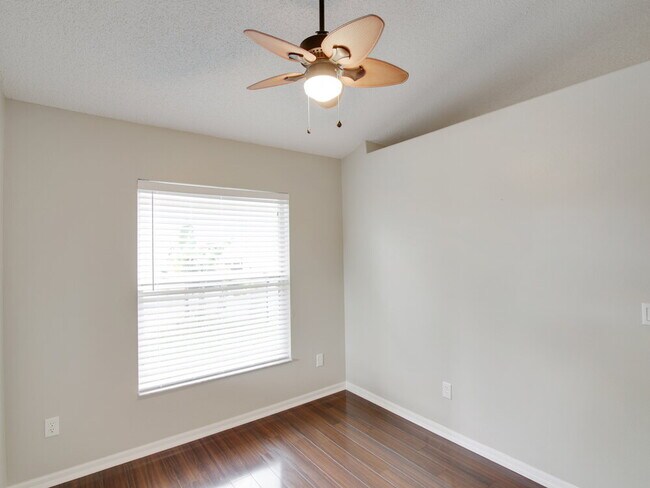 Foto del edificio - 16329 Coopers Hawk Ave