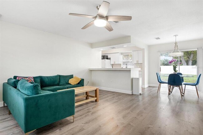 Foto del edificio - 5120 Brookmeade Dr