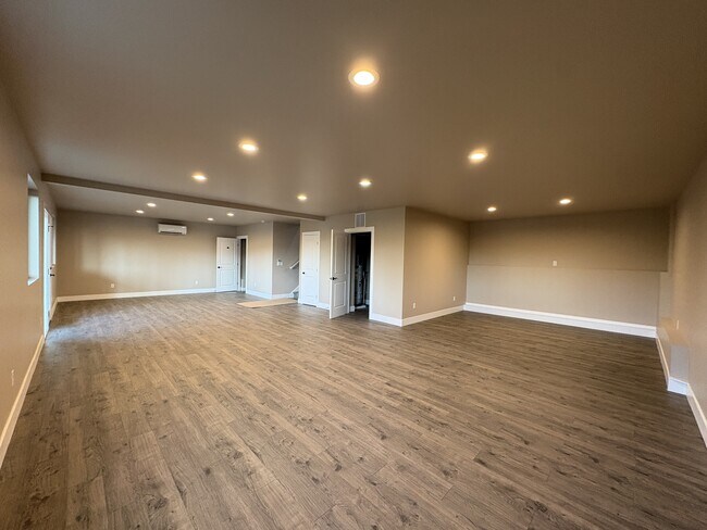 Building Photo - 1680 SE Crescent Dr