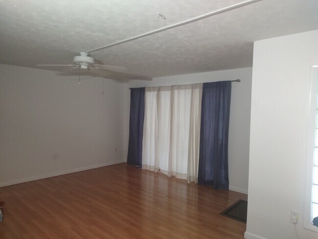 Foto del edificio - "$200 move in Special. Quite and Peaceful ...