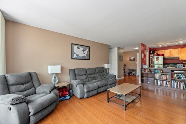 Foto del edificio - 1833 Four Lakes Ave