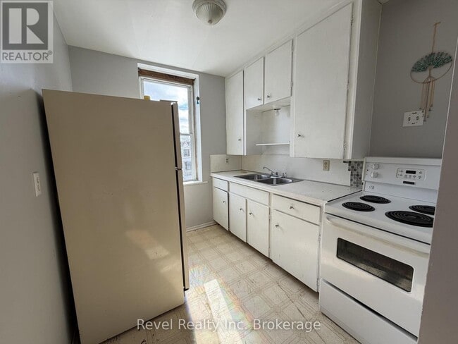 Building Photo - 571 Ontario St