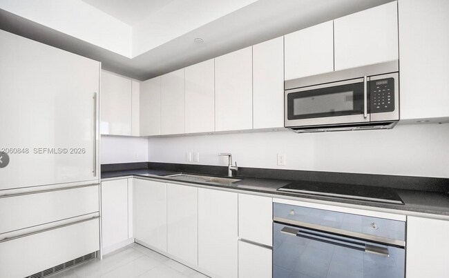 Building Photo - 1010 Brickell Ave