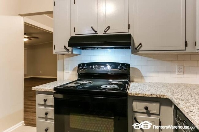 Building Photo - Updated 3 bedrooms and 2 full bath home $$...