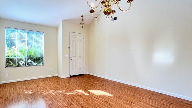 Building Photo - 4BD/2.5BA Spacious Family Home in Prime Sa...
