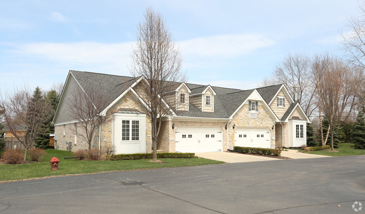 Hunter's Grove Apartments in Livonia, MI