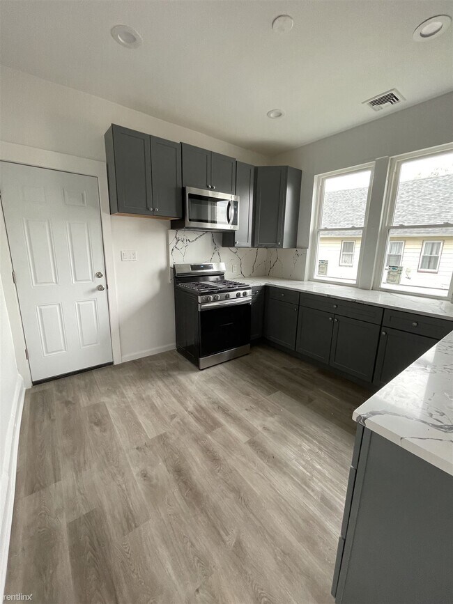Building Photo - 3 br, 1 bath 4plex - 1126 Drake Avenue 2F