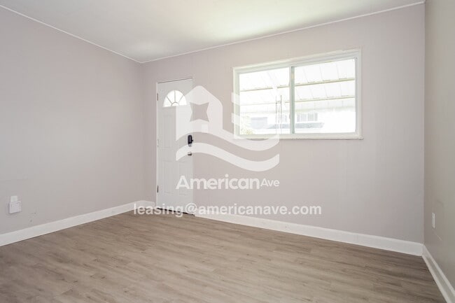 Foto del edificio - 1260 Summerlea Ave