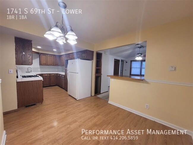 Building Photo - Charming 1-Bedroom Lower Unit with Modern ...