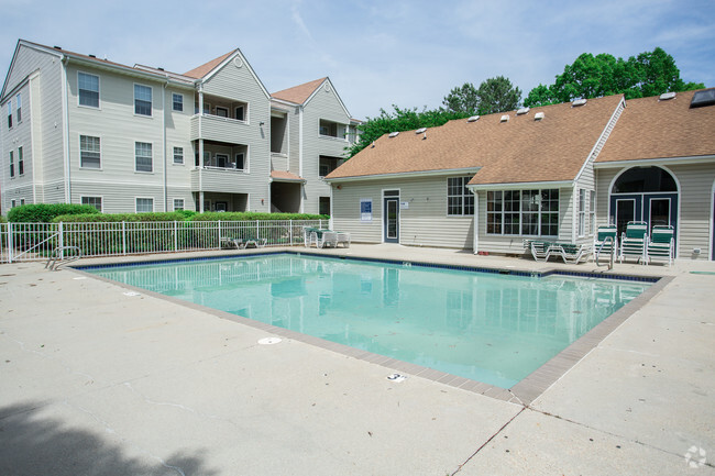 Piscina - Wellesley Woods Apartment Homes