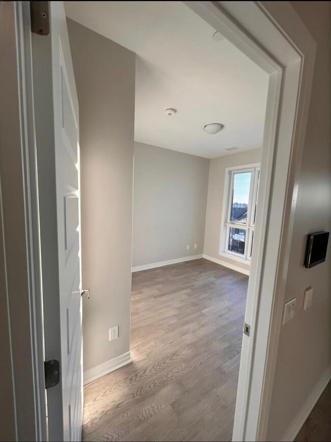 Building Photo - 1 Bed + Den Condominium in Milton