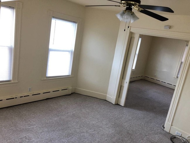 Vista de la sala de estar de puertas corredizas de 1 habitación - 224 E Main St
