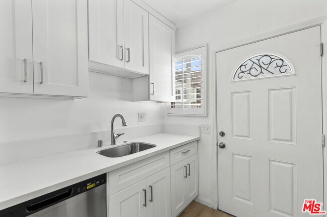 Foto del edificio - 11110 Charnock Rd