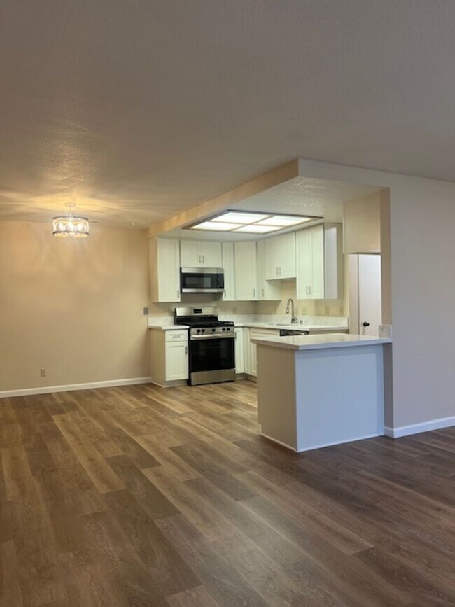 Foto del edificio - BEAUTIFULLY REMODELED 3 BEDROOM IN LOOMIS!!