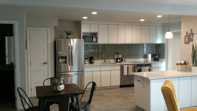 Building Photo - 8907 Tronewood Dr