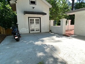 Building Photo - 2565 Woodacres Rd NE