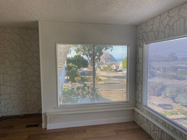 Building Photo - 944 Mesa St