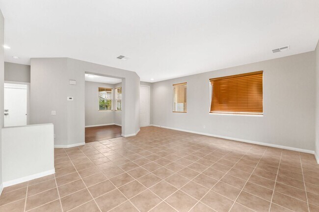 Foto del edificio - SUMMERLIN HOME, 3 BEDROOMS, LARGE BACKYARD, MINUTES FROM DOWNTOWN SUMMERLIN