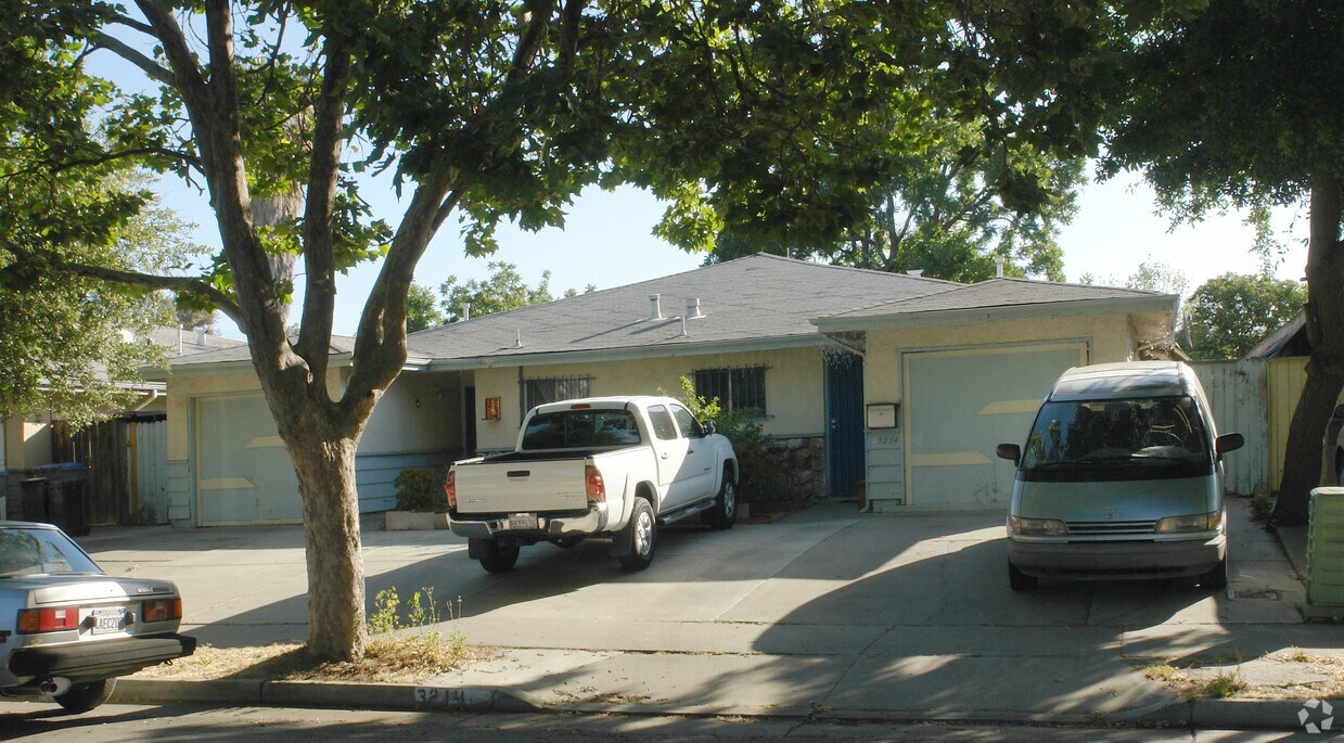 Building Photo - 3210-3214 Locke Dr