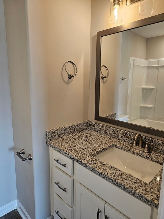 Foto del edificio - Built in 2024! Close to downtown 2 Bed/2.5 Bath. Nice private backyard with trees