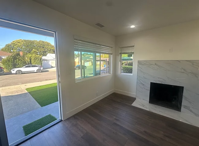 Building Photo - Beautiful Hayward 3/1!  Please read entire ad for viewings