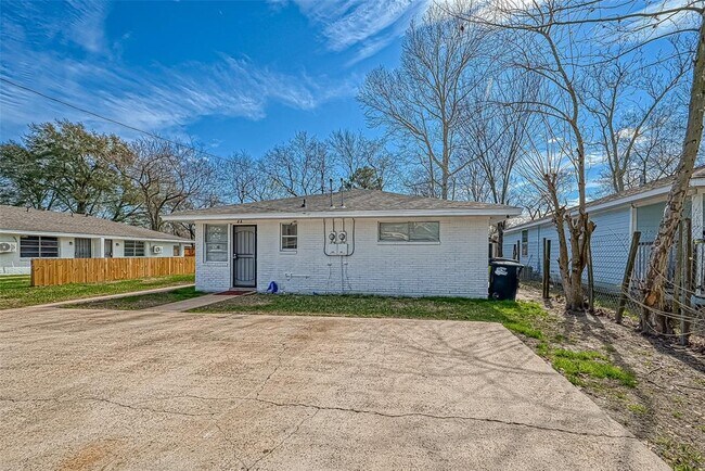 Building Photo - 7818 Oak Knoll Ln